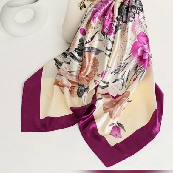 CLASSIC PRINT PURPLE FLORAL SHAWL!💜 - Picture 4 of 7